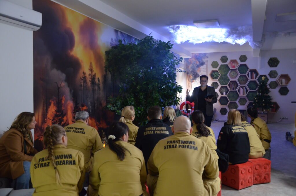 Grupa funkcjonariuszy pożarnictwa uczestnicząca w lekcji na Multimedialnej Sali Edukacyjnej